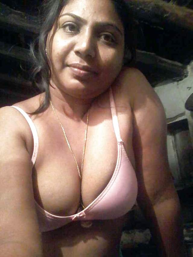 https://pub-5fcdf72a54cd4edbb03ec3edaa415a42.r2.dev/nakedleaks/collection_of_indian_aunties'_intimate_pictures/12.jpg