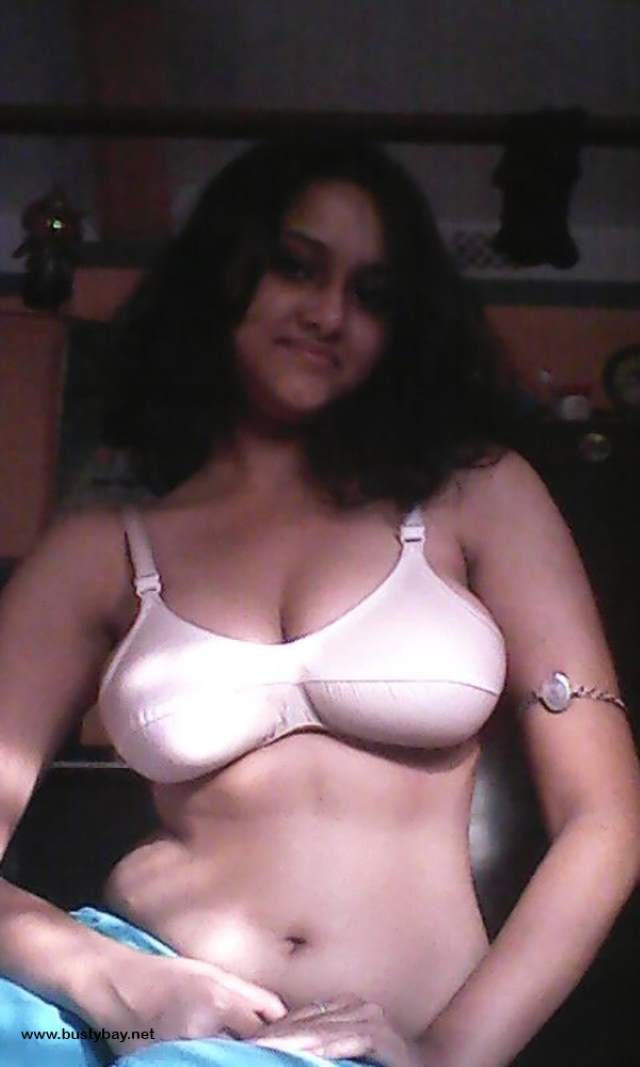 https://pub-5fcdf72a54cd4edbb03ec3edaa415a42.r2.dev/nakedleaks/collection_of_indian_aunties'_intimate_pictures/14.jpg