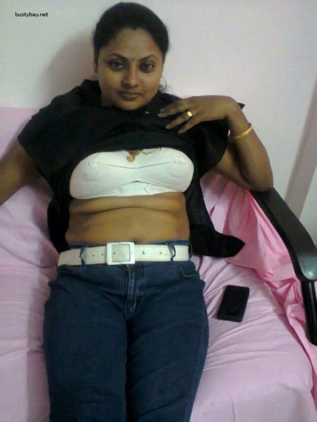 https://pub-5fcdf72a54cd4edbb03ec3edaa415a42.r2.dev/nakedleaks/collection_of_indian_aunties'_intimate_pictures/19.jpg