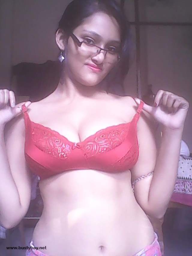 https://pub-5fcdf72a54cd4edbb03ec3edaa415a42.r2.dev/nakedleaks/collection_of_indian_aunties'_intimate_pictures/6.jpg