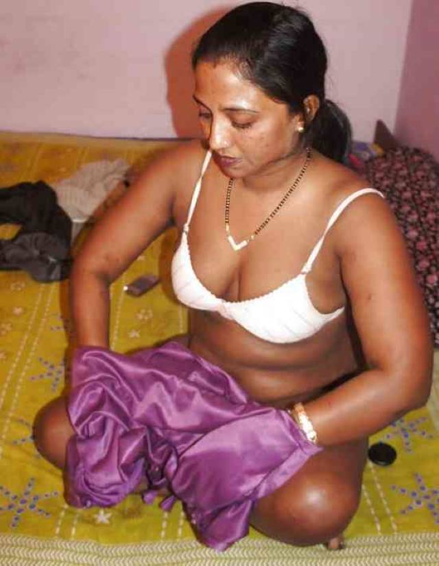 https://pub-5fcdf72a54cd4edbb03ec3edaa415a42.r2.dev/nakedleaks/compilation_of_30+_provocative_images_of_indian_aunts/6.jpg