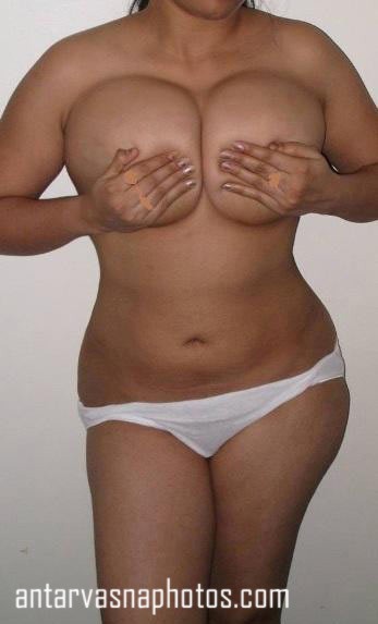 Curvy Aunty Khusbu's Photos