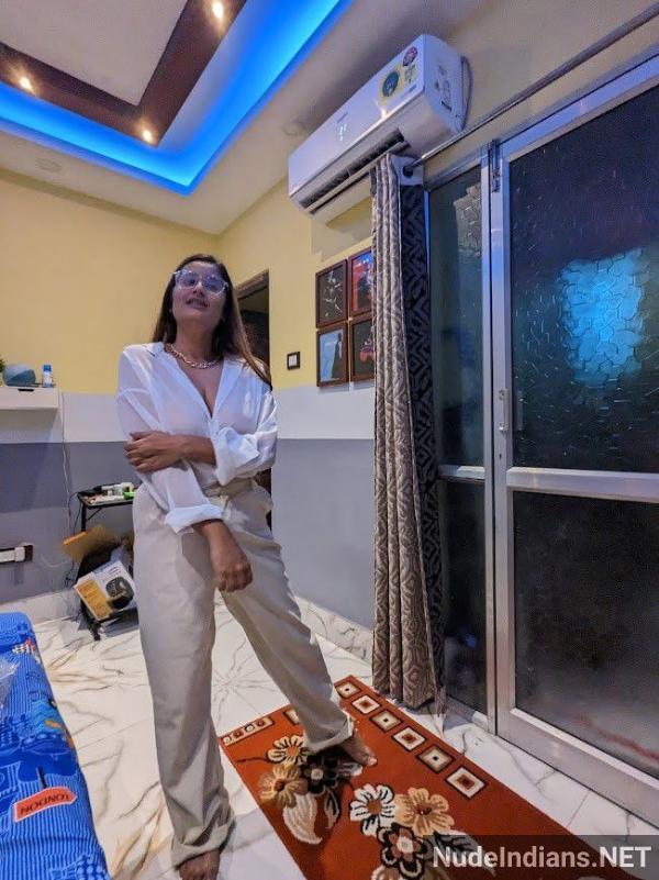 https://pub-5fcdf72a54cd4edbb03ec3edaa415a42.r2.dev/nakedleaks/curvy_girl_in_new_delhi_flaunts_ample_bosom_in_sizzling_attire/0.jpg