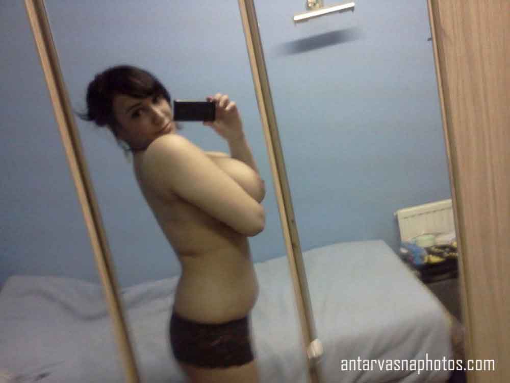 Curvy Indian girl capturing nude images on her mobile phone