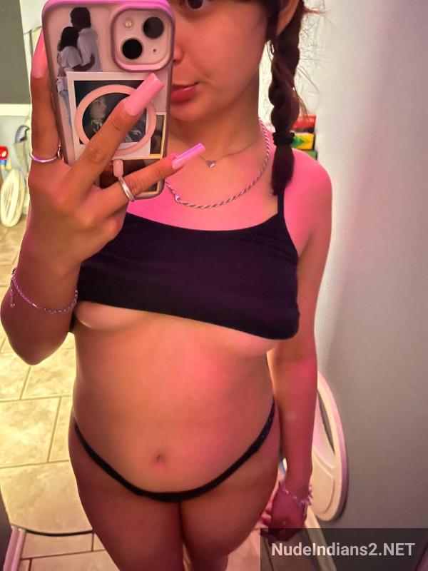 https://pub-5fcdf72a54cd4edbb03ec3edaa415a42.r2.dev/nakedleaks/delhi_girl_disha_sharma's_provocative_selfies_to_entice_men/17.jpg
