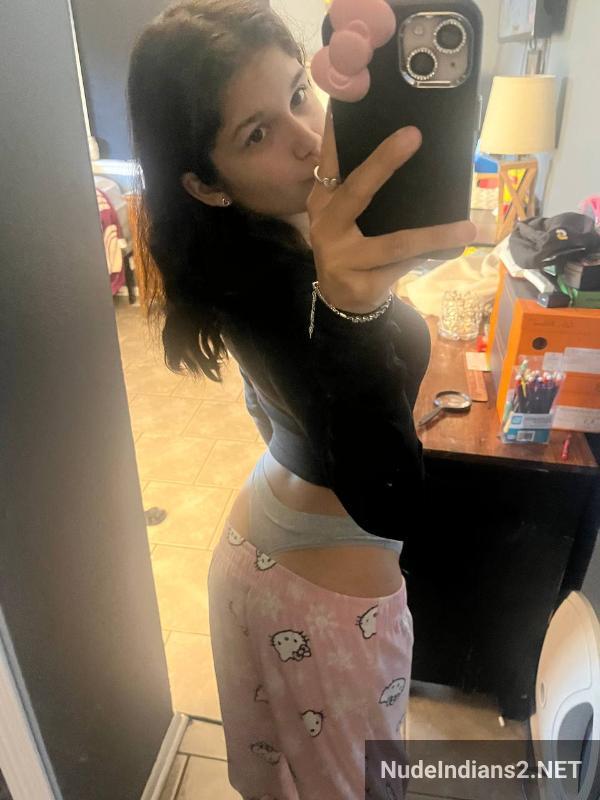 https://pub-5fcdf72a54cd4edbb03ec3edaa415a42.r2.dev/nakedleaks/delhi_girl_disha_sharma's_provocative_selfies_to_entice_men/18.jpg