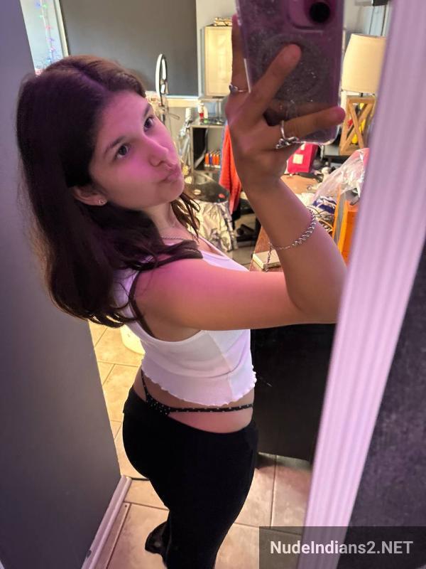 https://pub-5fcdf72a54cd4edbb03ec3edaa415a42.r2.dev/nakedleaks/delhi_girl_disha_sharma's_provocative_selfies_to_entice_men/22.jpg