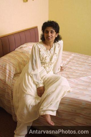 https://pub-5fcdf72a54cd4edbb03ec3edaa415a42.r2.dev/nakedleaks/desi_aunty's_dildo_encounter_-_16_pictures/0.jpg