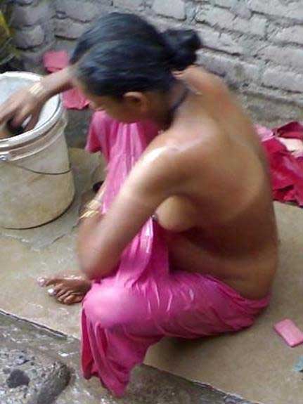 https://pub-5fcdf72a54cd4edbb03ec3edaa415a42.r2.dev/nakedleaks/desi_aunty_outdoor_bathing_sensual_picture/0.jpg