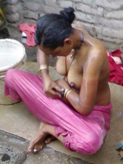 https://pub-5fcdf72a54cd4edbb03ec3edaa415a42.r2.dev/nakedleaks/desi_aunty_outdoor_bathing_sensual_picture/1.jpg