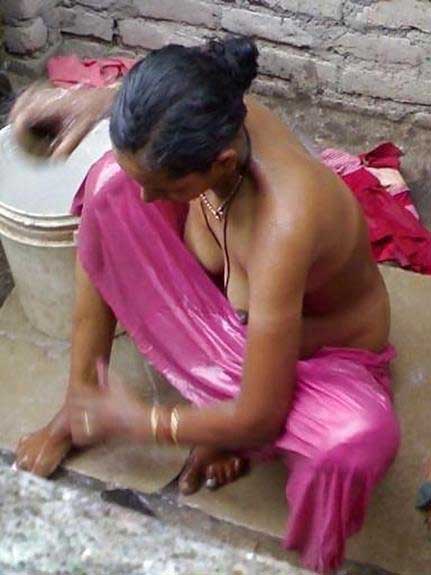 https://pub-5fcdf72a54cd4edbb03ec3edaa415a42.r2.dev/nakedleaks/desi_aunty_outdoor_bathing_sensual_picture/2.jpg