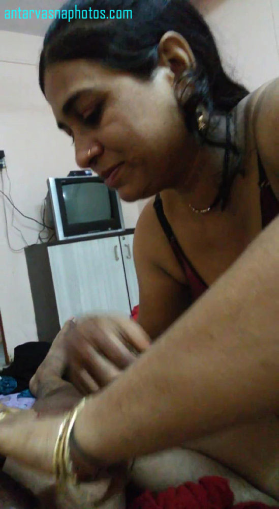 https://pub-5fcdf72a54cd4edbb03ec3edaa415a42.r2.dev/nakedleaks/desi_bhabhi_performing_intimate_act_for_her_spouse/7.jpg