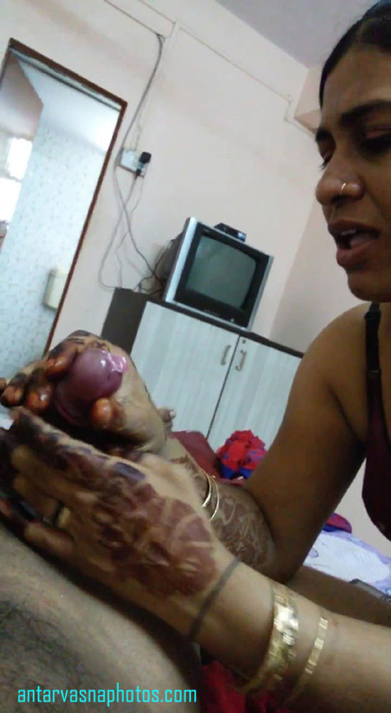 https://pub-5fcdf72a54cd4edbb03ec3edaa415a42.r2.dev/nakedleaks/desi_bhabhi_performing_intimate_act_for_her_spouse/9.jpg