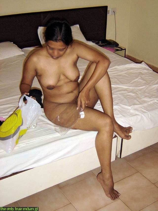 https://pub-5fcdf72a54cd4edbb03ec3edaa415a42.r2.dev/nakedleaks/desi_group_intimacy_photos_with_husband_and_lover/8.jpg