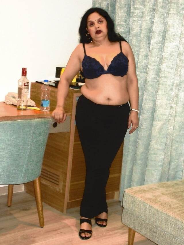 https://pub-5fcdf72a54cd4edbb03ec3edaa415a42.r2.dev/nakedleaks/desi_indian_aunt's_racy_nude_photos/27.jpg