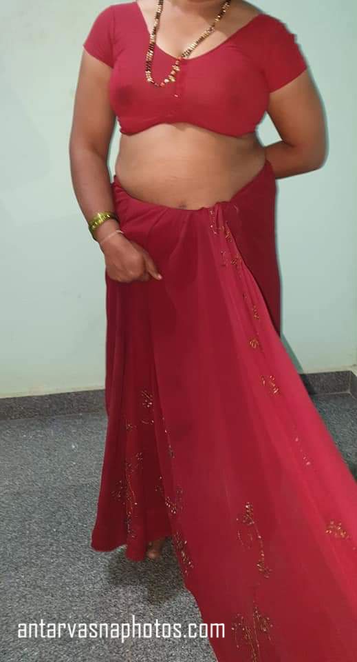 https://pub-5fcdf72a54cd4edbb03ec3edaa415a42.r2.dev/nakedleaks/desi_married_woman_revealing_her_breasts_by_opening_her_saree/1.jpg