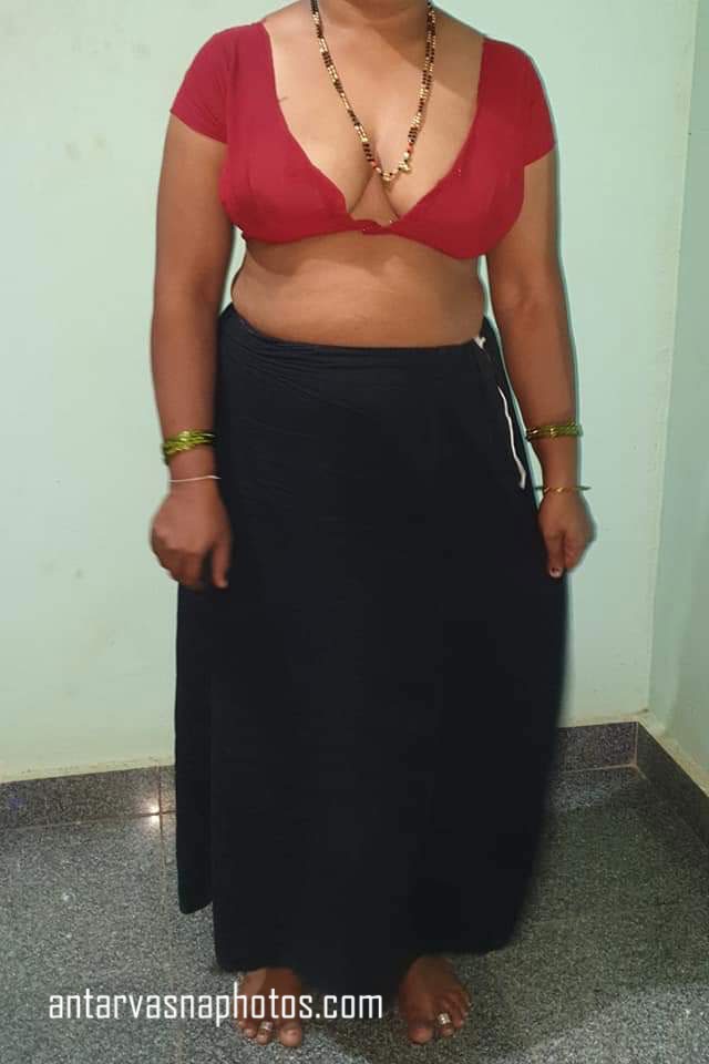 https://pub-5fcdf72a54cd4edbb03ec3edaa415a42.r2.dev/nakedleaks/desi_married_woman_revealing_her_breasts_by_opening_her_saree/2.jpg