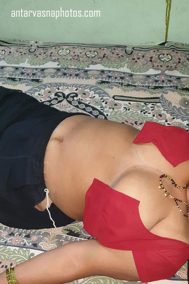 https://pub-5fcdf72a54cd4edbb03ec3edaa415a42.r2.dev/nakedleaks/desi_married_woman_revealing_her_breasts_by_opening_her_saree/3.jpg