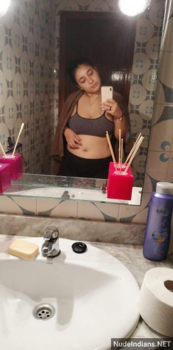 https://pub-5fcdf72a54cd4edbb03ec3edaa415a42.r2.dev/nakedleaks/desi_medical_student_sharing_revealing_selfies/17.jpg
