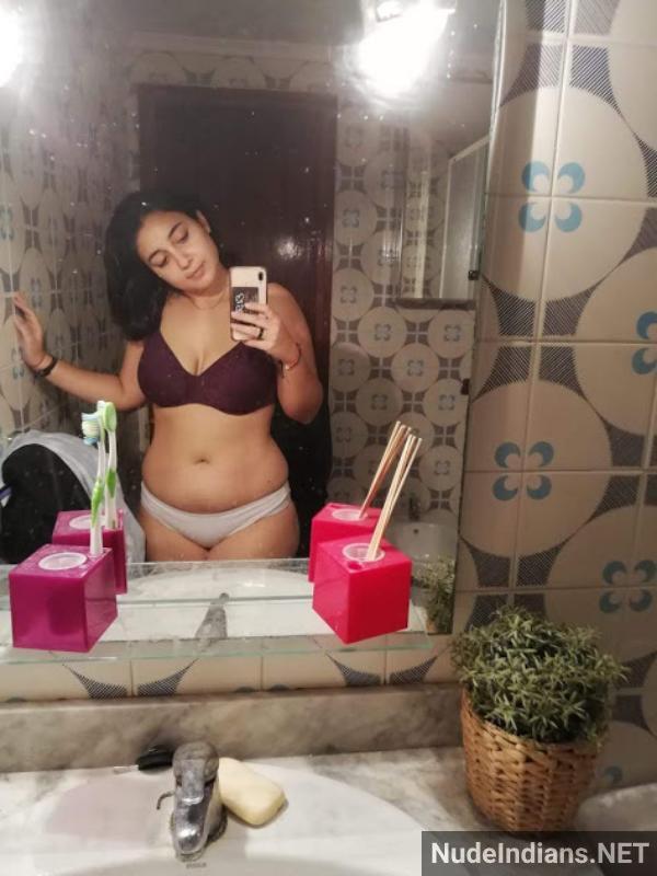 https://pub-5fcdf72a54cd4edbb03ec3edaa415a42.r2.dev/nakedleaks/desi_medical_student_sharing_revealing_selfies/42.jpg