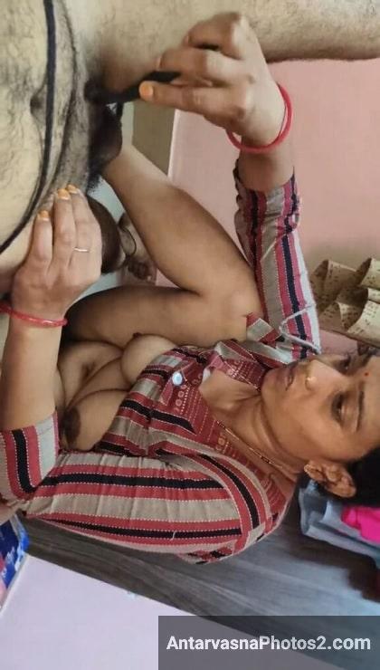 https://pub-5fcdf72a54cd4edbb03ec3edaa415a42.r2.dev/nakedleaks/desi_mother's_explicit_action/9.jpg