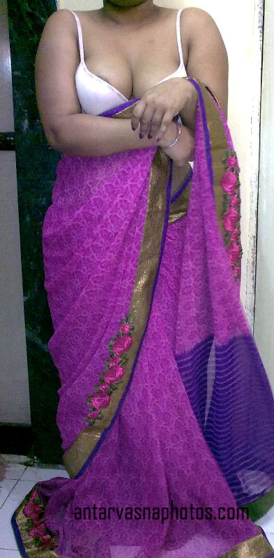 https://pub-5fcdf72a54cd4edbb03ec3edaa415a42.r2.dev/nakedleaks/desi_mother_displaying_her_cleavage_in_traditional_attire/1.jpg