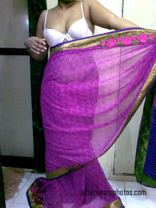 https://pub-5fcdf72a54cd4edbb03ec3edaa415a42.r2.dev/nakedleaks/desi_mother_displaying_her_cleavage_in_traditional_attire/2.jpg
