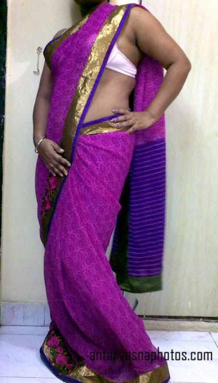 https://pub-5fcdf72a54cd4edbb03ec3edaa415a42.r2.dev/nakedleaks/desi_mother_displaying_her_cleavage_in_traditional_attire/3.jpg