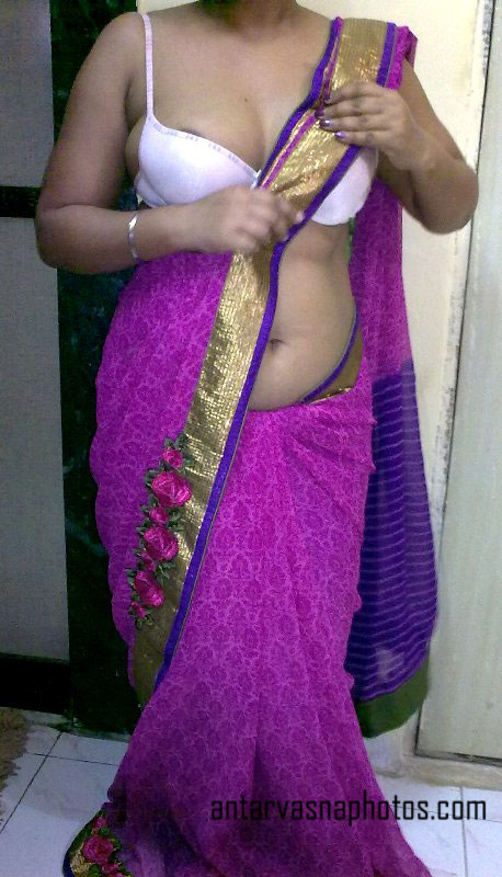 https://pub-5fcdf72a54cd4edbb03ec3edaa415a42.r2.dev/nakedleaks/desi_mother_displaying_her_cleavage_in_traditional_attire/4.jpg