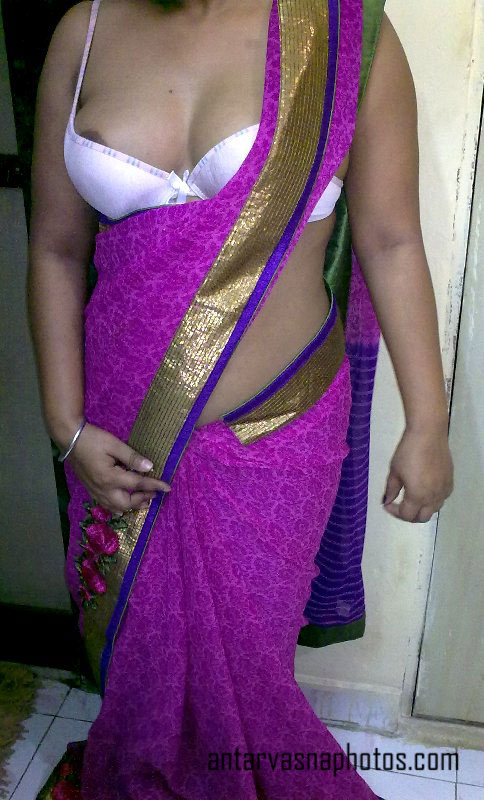 https://pub-5fcdf72a54cd4edbb03ec3edaa415a42.r2.dev/nakedleaks/desi_mother_displaying_her_cleavage_in_traditional_attire/5.jpg
