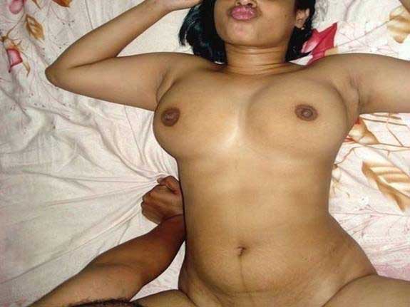 https://pub-5fcdf72a54cd4edbb03ec3edaa415a42.r2.dev/nakedleaks/desi_siblings_intimate_photos/3.jpg