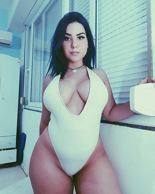 https://pub-5fcdf72a54cd4edbb03ec3edaa415a42.r2.dev/nakedleaks/desirable_photos_of_a_playful_girl's_ample_breasts_and_buttocks/12.jpg