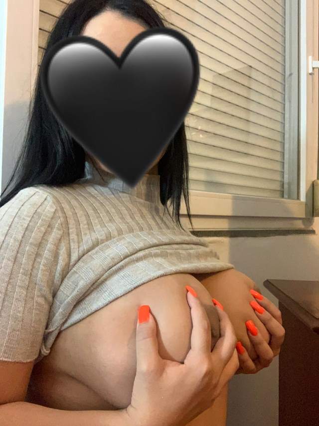 https://pub-5fcdf72a54cd4edbb03ec3edaa415a42.r2.dev/nakedleaks/desirable_photos_of_a_playful_girl's_ample_breasts_and_buttocks/7.jpg