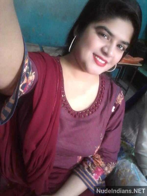 https://pub-5fcdf72a54cd4edbb03ec3edaa415a42.r2.dev/nakedleaks/desirable_tamil_aunty_exposed_in_alluring_images/15.jpg