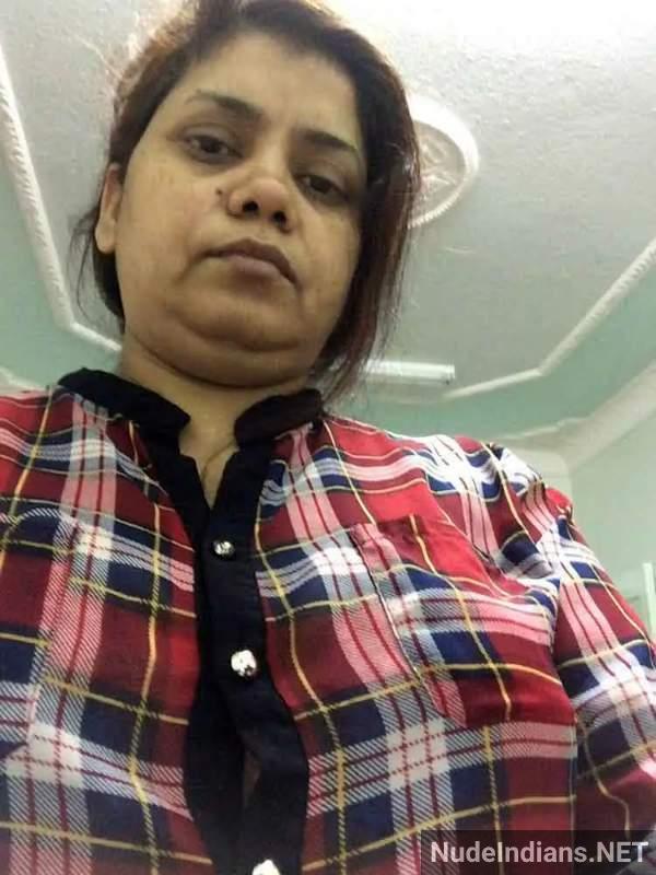 https://pub-5fcdf72a54cd4edbb03ec3edaa415a42.r2.dev/nakedleaks/desirable_tamil_aunty_exposed_in_alluring_images/28.jpg