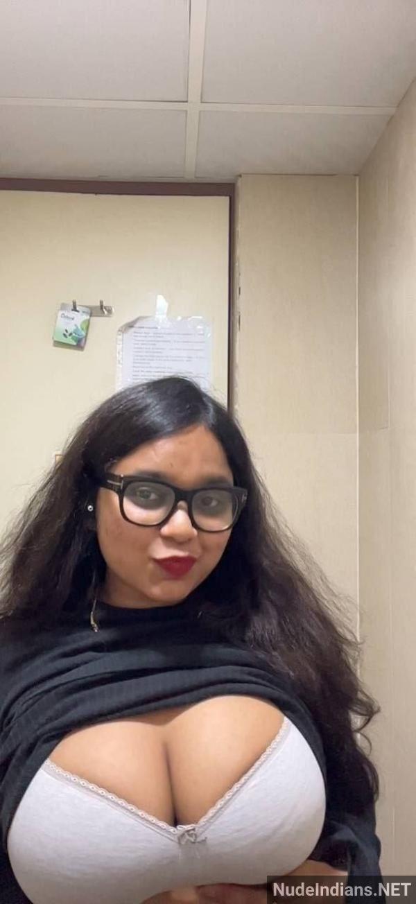 https://pub-5fcdf72a54cd4edbb03ec3edaa415a42.r2.dev/nakedleaks/desire_for_advancement:_delhi_secretary's_big_boobs_aim_for_a_raise/0.jpg