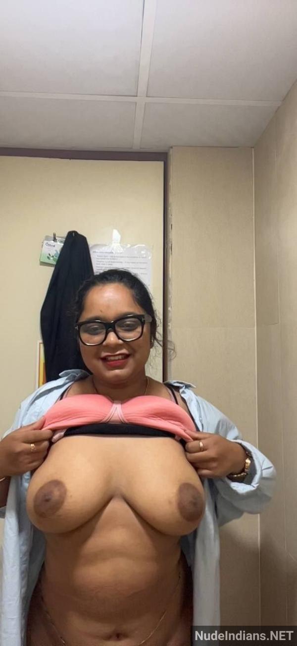 https://pub-5fcdf72a54cd4edbb03ec3edaa415a42.r2.dev/nakedleaks/desire_for_advancement:_delhi_secretary's_big_boobs_aim_for_a_raise/12.jpg