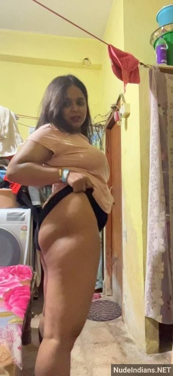 https://pub-5fcdf72a54cd4edbb03ec3edaa415a42.r2.dev/nakedleaks/desire_for_advancement:_delhi_secretary's_big_boobs_aim_for_a_raise/2.jpg