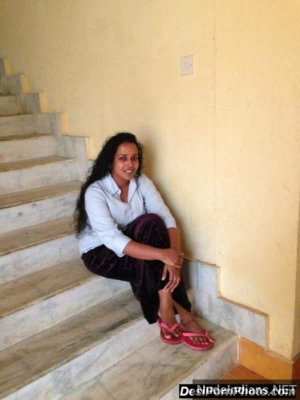 https://pub-5fcdf72a54cd4edbb03ec3edaa415a42.r2.dev/nakedleaks/desiring_kerala_wives_invite_your_attention/18.jpg