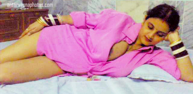 https://pub-5fcdf72a54cd4edbb03ec3edaa415a42.r2.dev/nakedleaks/displaying_beautiful_features:_a_punjabi_wife's_allure/1.jpg