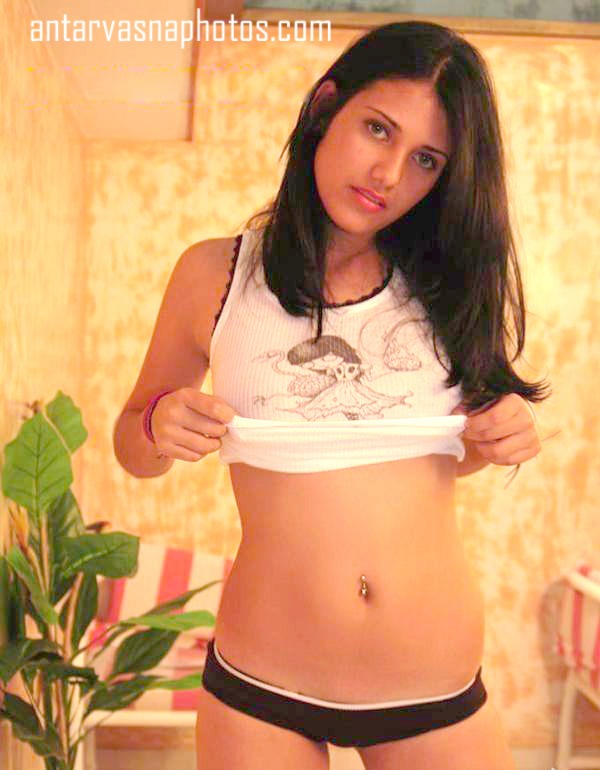https://pub-5fcdf72a54cd4edbb03ec3edaa415a42.r2.dev/nakedleaks/eager_indian_woman_showcasing_her_breasts/0.jpg