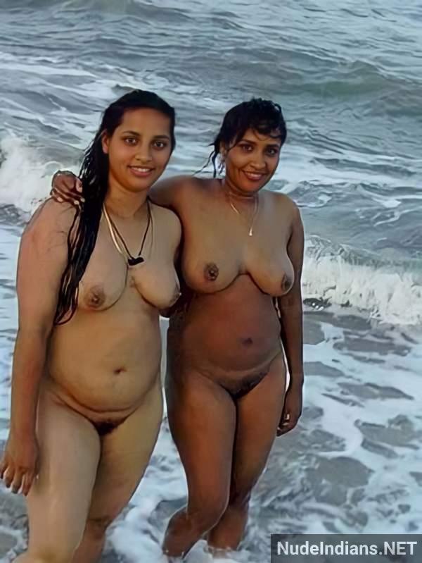 Elegant desi aunty HD nude images with ample bosom and buttocks