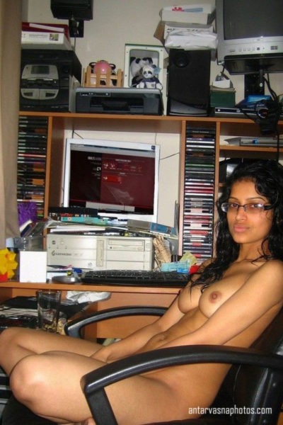 English instructor capturing her nude photos
