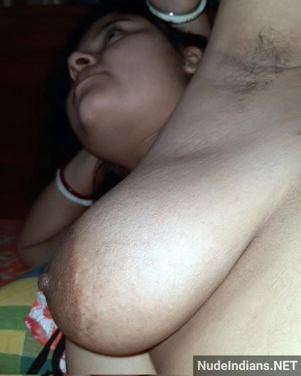 https://pub-5fcdf72a54cd4edbb03ec3edaa415a42.r2.dev/nakedleaks/experience_alluring_display_of_kanpur_bhabhi's_sensual_allure/24.jpg