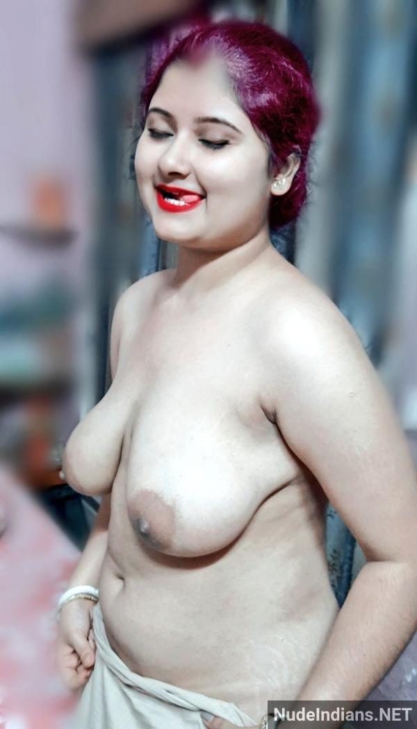 https://pub-5fcdf72a54cd4edbb03ec3edaa415a42.r2.dev/nakedleaks/experience_alluring_display_of_kanpur_bhabhi's_sensual_allure/55.jpg