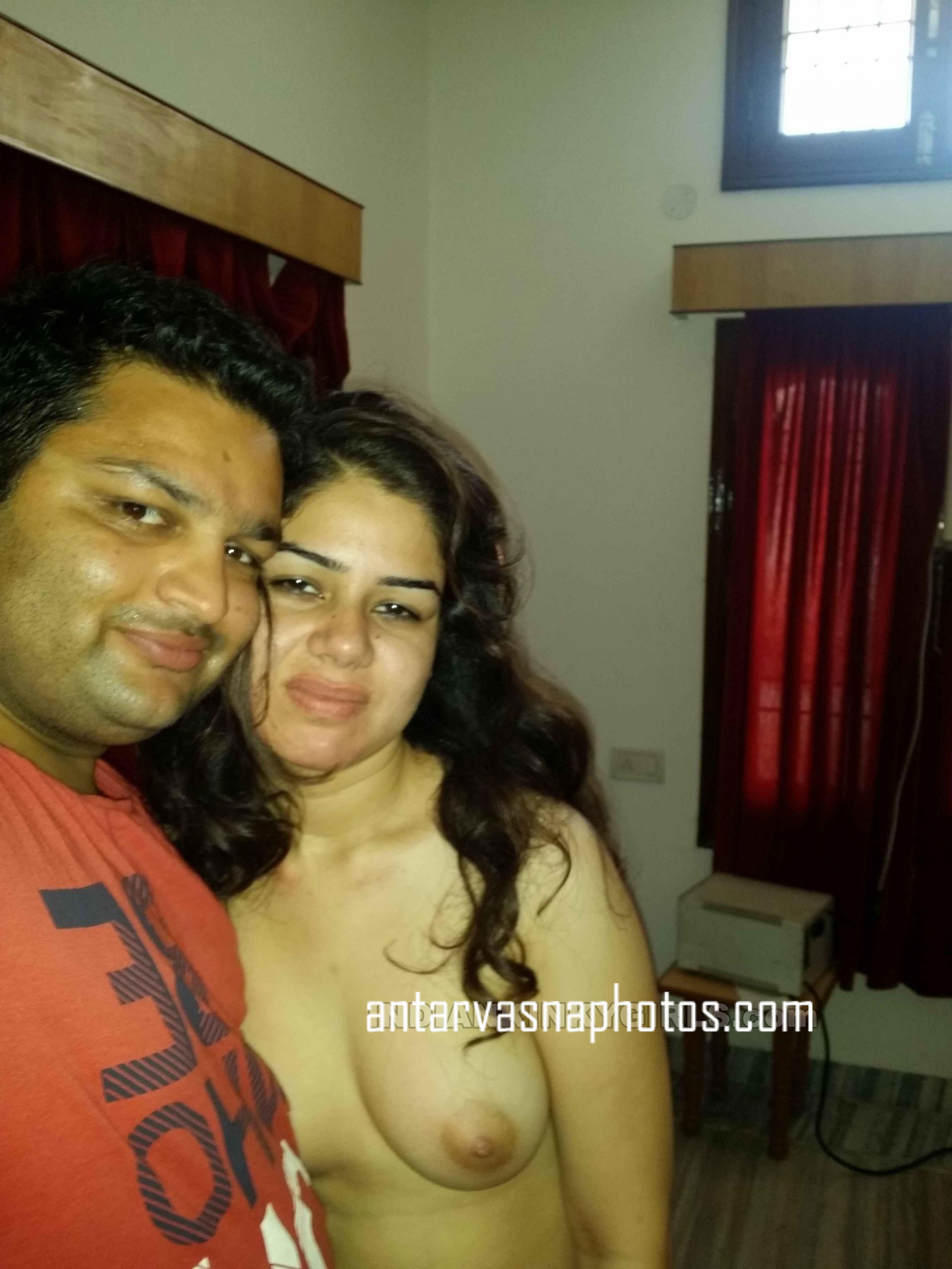 https://pub-5fcdf72a54cd4edbb03ec3edaa415a42.r2.dev/nakedleaks/explicit_photos_of_mumbai's_desi_muslim_couple/4.jpg