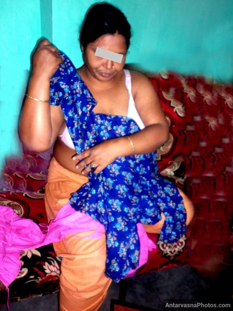 https://pub-5fcdf72a54cd4edbb03ec3edaa415a42.r2.dev/nakedleaks/exploration_of_busty_south_indian_aunt's_sensual_images/25.jpg