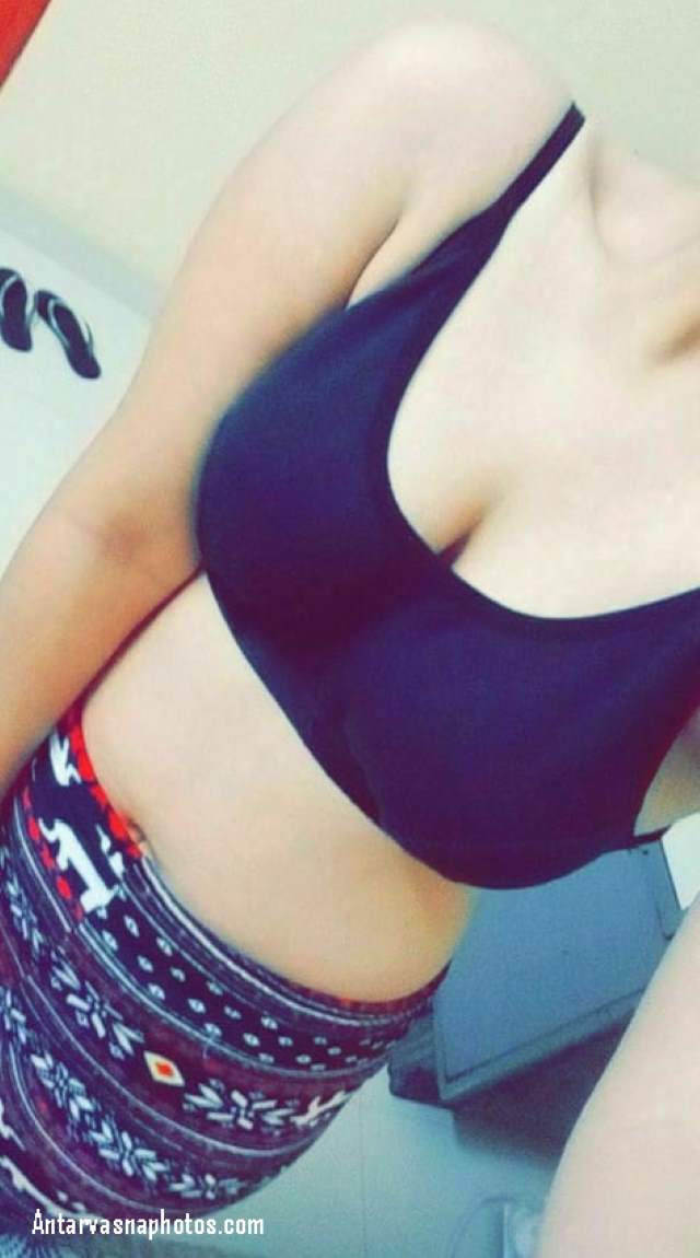 https://pub-5fcdf72a54cd4edbb03ec3edaa415a42.r2.dev/nakedleaks/exploring_delhi_college_girl's_bold_pictures_on_social_media/1.jpg