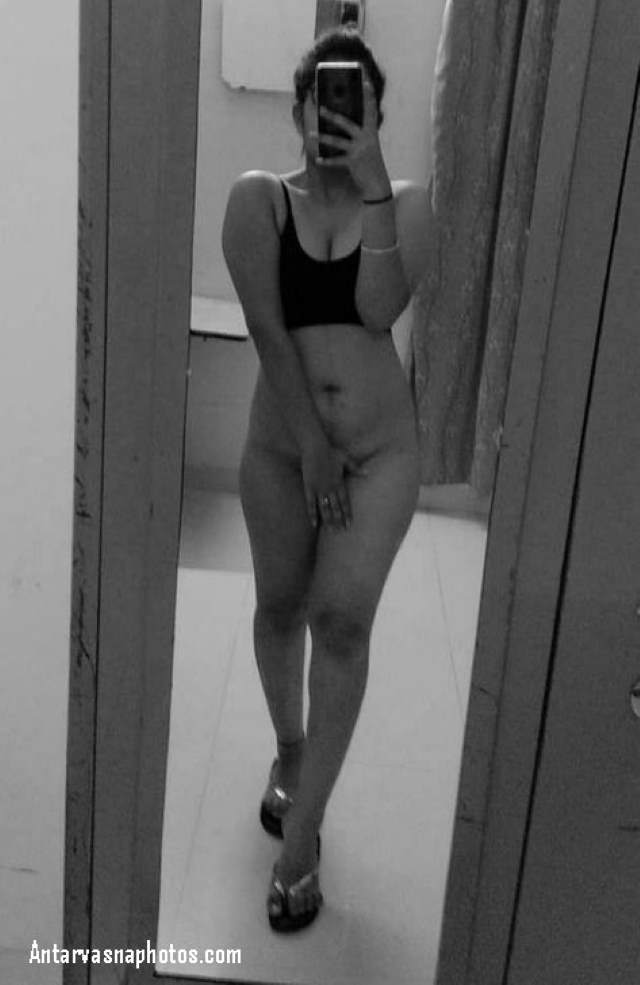 https://pub-5fcdf72a54cd4edbb03ec3edaa415a42.r2.dev/nakedleaks/exploring_delhi_college_girl's_bold_pictures_on_social_media/5.jpg
