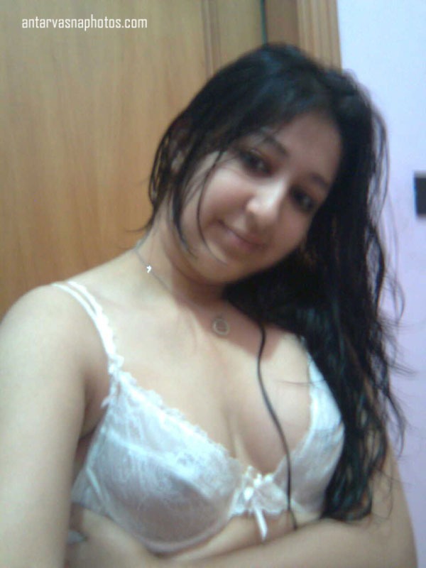 https://pub-5fcdf72a54cd4edbb03ec3edaa415a42.r2.dev/nakedleaks/exploring_indian_teen_poonam's_cleavage_images/1.jpg